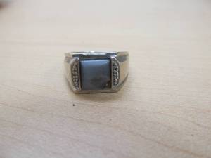 lot 203 image: 10K gold mens ring
