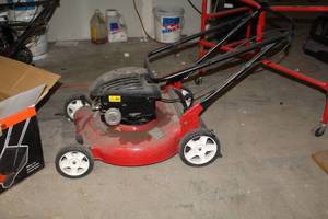 lot 26 image: Poulan Pro Push Lawn Mower 21 with Briggs & Stratton 4.5