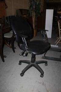 lot 40 image: Rolling Office Arm Chair