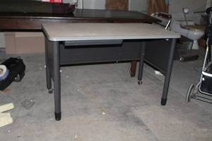 lot 99 image: Rolling Metal Computer Desk with Pull-Out Computer Keyboard Tray