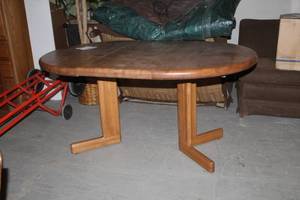 lot 61 image: Oval Wood Dining Table