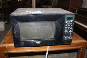 lot 70 image: 2000 Sharp Carousel Household Microwave Oven R-410DK