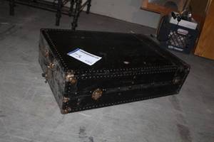 lot 75 image: Vintage Hard Side Clothes Trunk