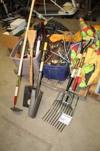 lot 107 image: Lot of (6) Yard Tools (new) - Shovel, Spade, Pitch Forks, Hoe