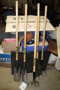 lot 108 image: Lot of (5) Yard Tools (new) - Shovels, Spades, Claw, Pitch Fork