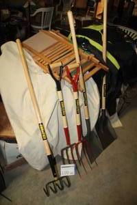 lot 110 image: Lot of (5) Yard Tools (new) - Pitch Forks, Shovels, Claw
