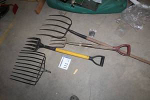 lot 112 image: Lot of (4) Yard Tools - Pitch Forks