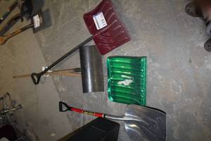 lot 118 image: Lot of (4) Yard Tools - Snow Shovels, Garden Shovel