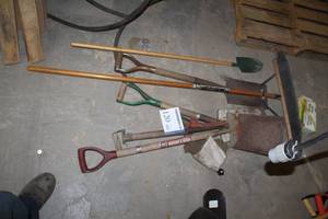 lot 120 image: Lot of (7) Yard Tools - Shovels, Push Broom, Edger, Pick Axe Head