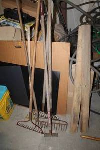 lot 122 image: Lot of (6) Yard Tools - Garden Rakes, Hoe
