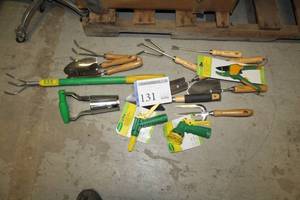 lot 131 image: Lot of (15) Gardening Tools (new) - Sprayers, Claws, Hand Shovels, Pruners, Bulb Planter