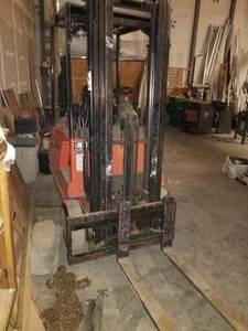 lot 3 image: Baker Electric Forklift E15C with CD Batteries Charger
