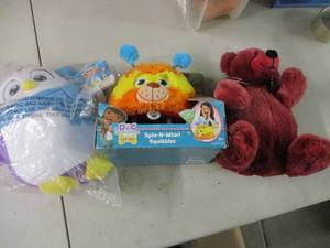 lot 32 image: 2 Stuffed Animals and Spin N whirl ...