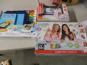 lot 53 image: Art kits and Chinese sewing machine...