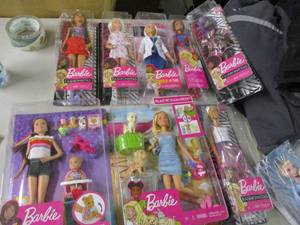 lot 124 image: 6 Barbies and 2 Barbie Sets...