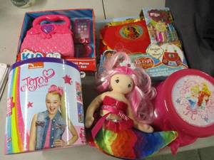 lot 129 image: 2 Purse Case, 12 Puzzles, and Princ...