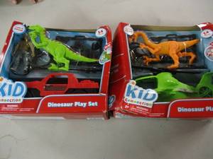 lot 184 image: Dinosaur Play Set and Treasure Alie...