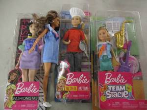 lot 198 image: Barbies ...