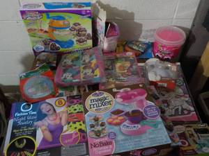 lot 252 image: Kids Craft Supplies...