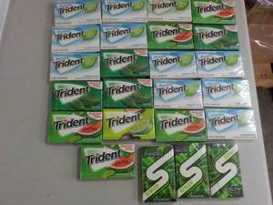 lot 327 image: 24 pkgs Gum near or past best date...