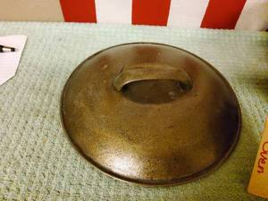lot 78 image: 4 qt. Dutch oven with lid