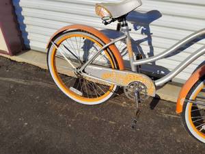 lot 169 image: Girls huffy Beach cruiser bike.
