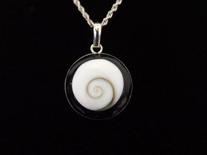 .925 Sterling Silver Carved Swirl Shell Cabochon Pendant Necklace