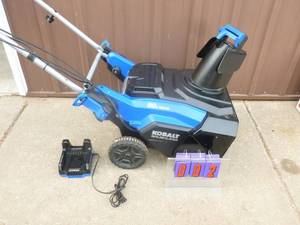 Kobalt 80 volt snow blower. Appears new. Includes battery & charger. Tested & works. As shown.