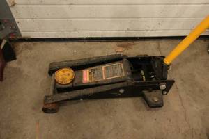 lot 15 image: Craftsman 4 Ton Hydraulic Floor Jack