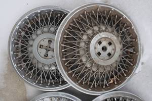 lot 26 image: 4 Chrysler Rims - 2 Missing Logo
