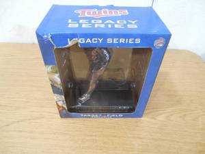 lot 32 image: Minnesota Twins Legacy Series Statue Kirby Puckett LK