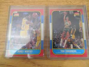 lot 56 image: (2) 1986 Fleer Basketball Rookies - James Worthy #131 & Tom Chambers #15 LK