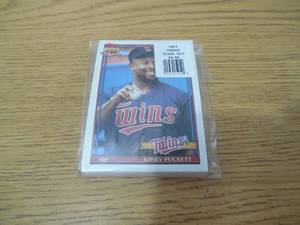 lot 145 image: 1991 Topps Minnesota Twins World Series Team Set LK