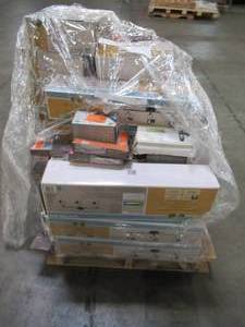 lot 202 image: WHOLESALE MIXED PALLET OF MISCELLANEOUS TRACK LIGHTING FIXTURES