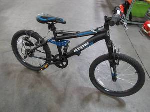 lot 42 image: 20 Mongoose Ledge 2.1 Boys Mountain Bike, - Broken Derailleur