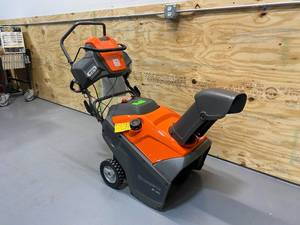 HUSQVARNA ST 151 21-in 208-cc Single-Stage Gas Snow Blower with Push-Button Electric Start Headlight(s)