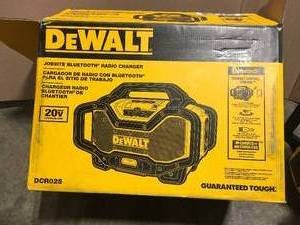 Dewalt 20-Volt MAX or FLEXVOLT 60-Volt MAX Lithium-Ion Bluetooth Radio with built-in Charger open box see pictures