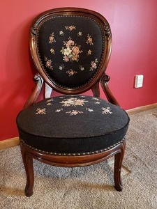lot 1 image: Beautiful Needlepoint Chair w Footstool