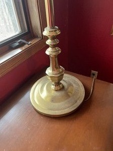 lot 11 image: Floor Lamp
