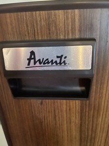 lot 50 image: Avanti Mini Fridge
