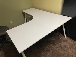 lot 109 image: Corner Desk