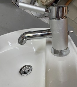 lot 104 image: Bathroom Sink