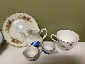 lot 101 image: Variety of Floral Dishes