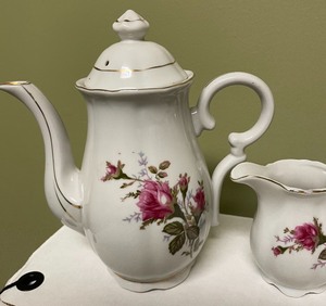 lot 100 image: Tea Set