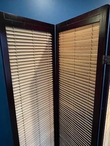 lot 111 image: Room Divider with Blinds