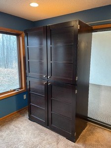 lot 72 image: Beautiful Large Armoire