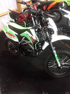 lot 3 image: 2017 Irbis 125R RSF - Green and White