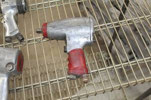 lot 104 image: Husky Pneumatic Impact Wrench 12 14110