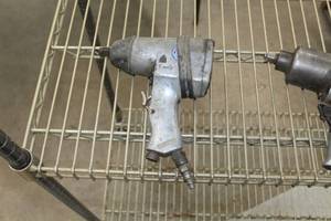 lot 105 image: Tough Mechanics Air Impact Wrench 12 M558DB
