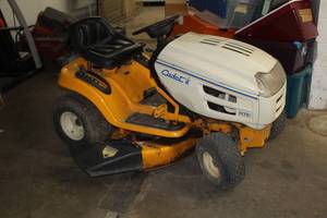lot 190 image: Cub Cadet Rider Lawn Mower 1170